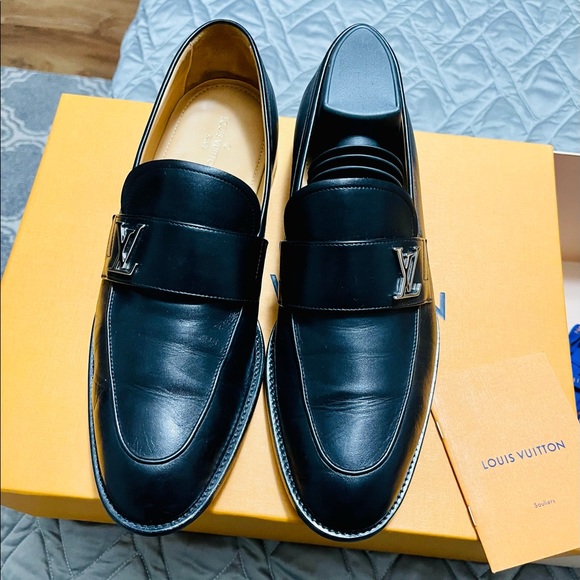 selling my LV shoes - Picture 3 of 9